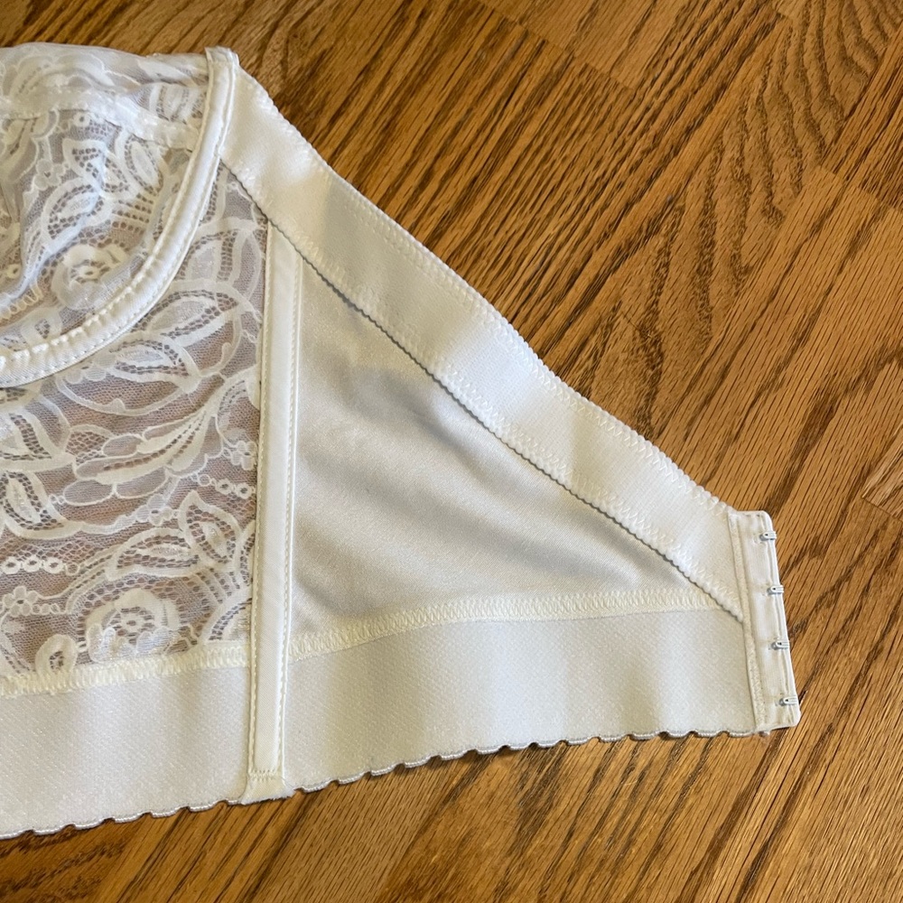 Elegant Lace Bustier in White 36C - Picture 6 of 10